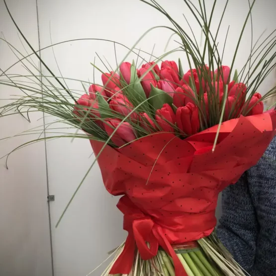Bukiet tulipanów otulonych papierem
