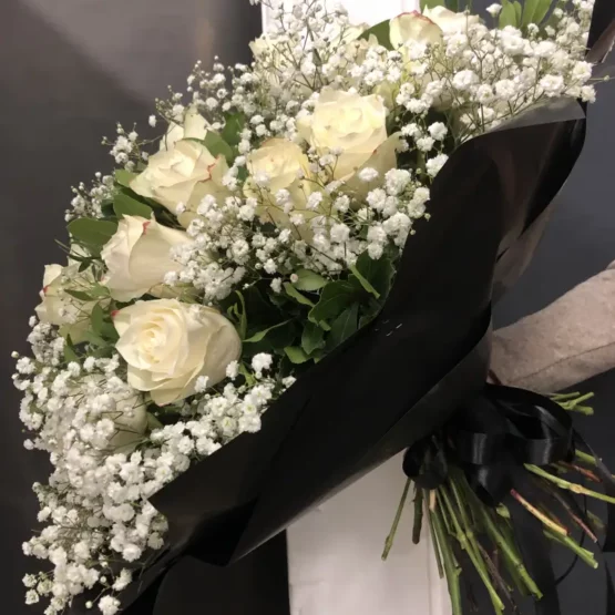 Bukiet pogrzebowy z białych róż Bukiet pogrzebowy z białych róż