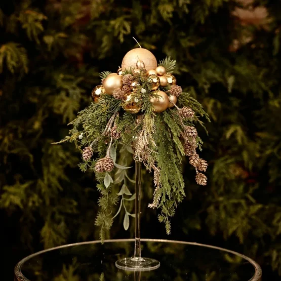 Stroik świąteczny w złotym kielichu