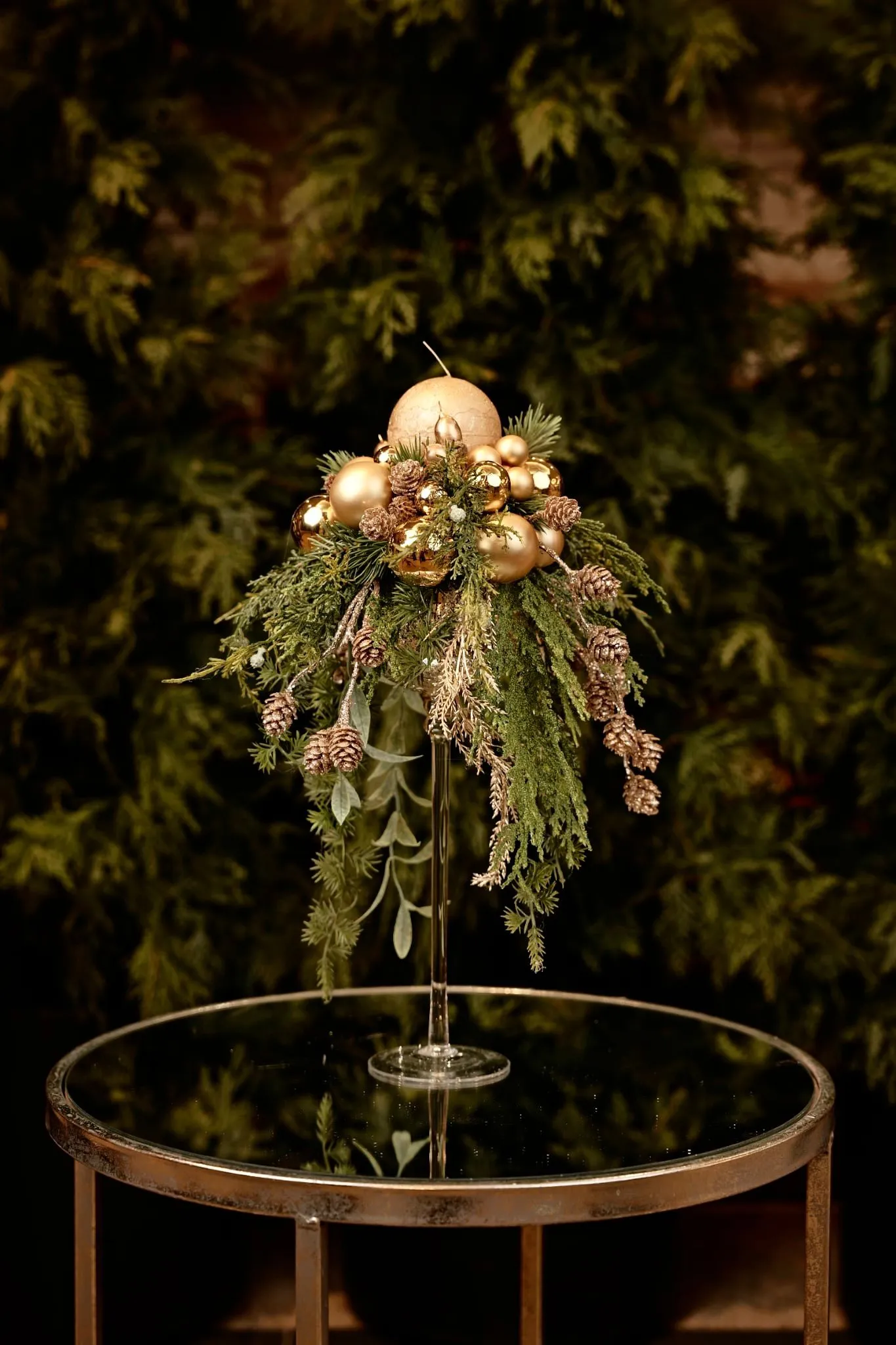 Stroik świąteczny w złotym kielichu