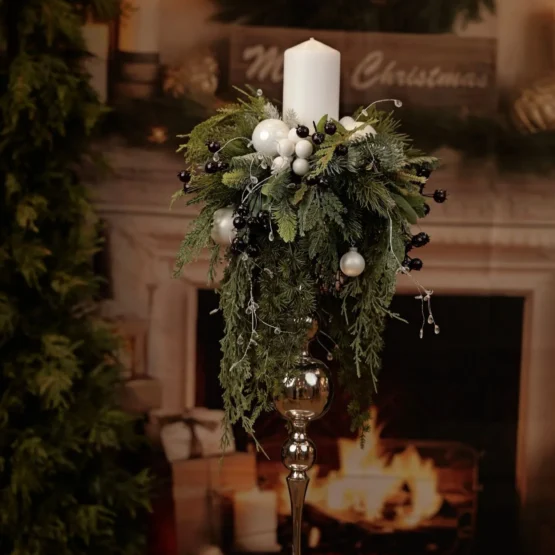 Stroik świąteczny na wysokim świeczniku