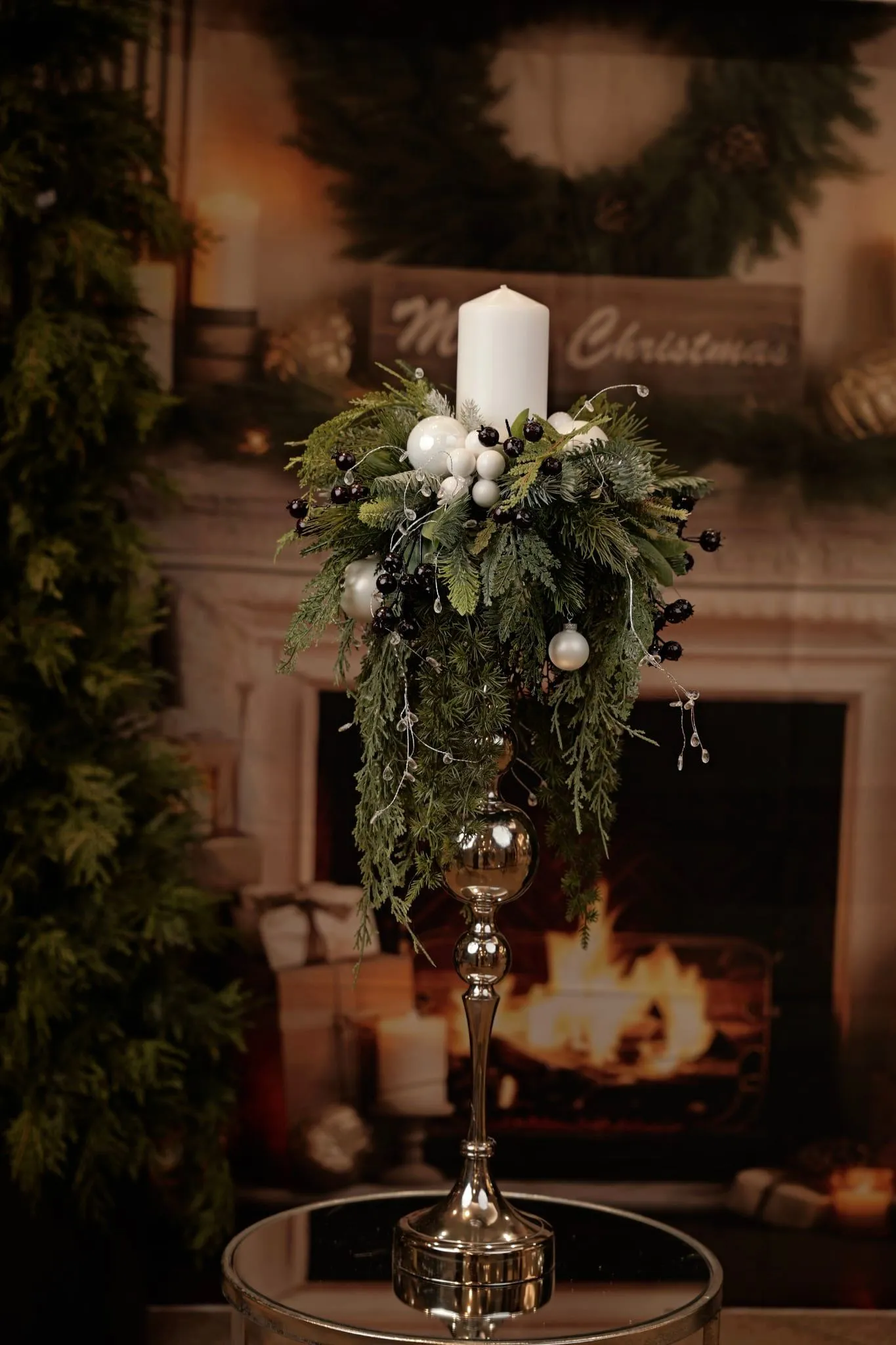 Stroik świąteczny na wysokim świeczniku