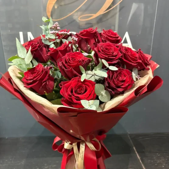 Bukiet czerwone róże z eukaliptusem