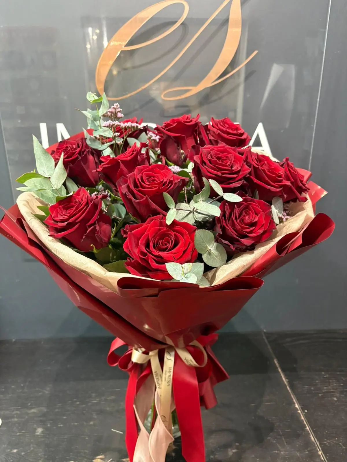 Bukiet czerwone róże z eukaliptusem