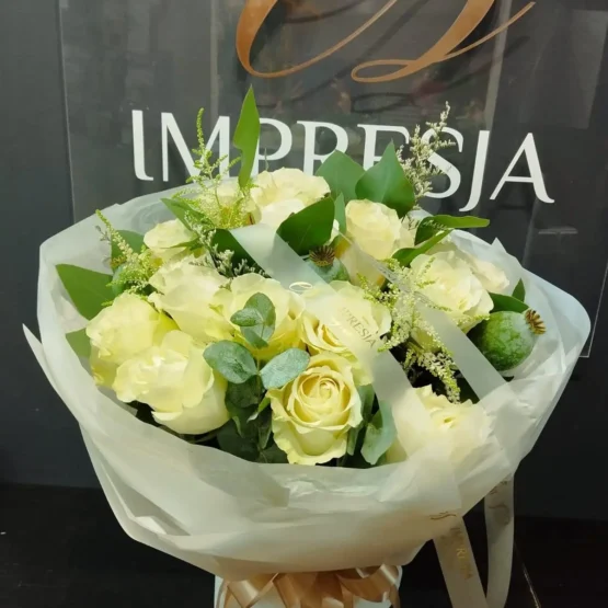 Bukiet z białych róż