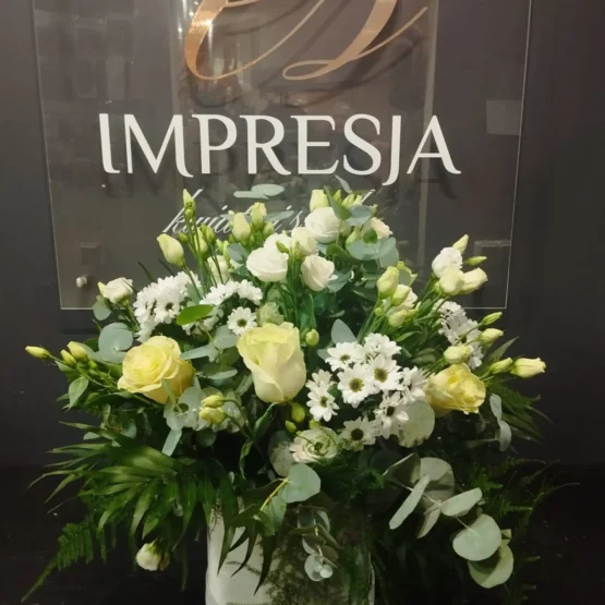 Flowerbox z białymi kwiatami