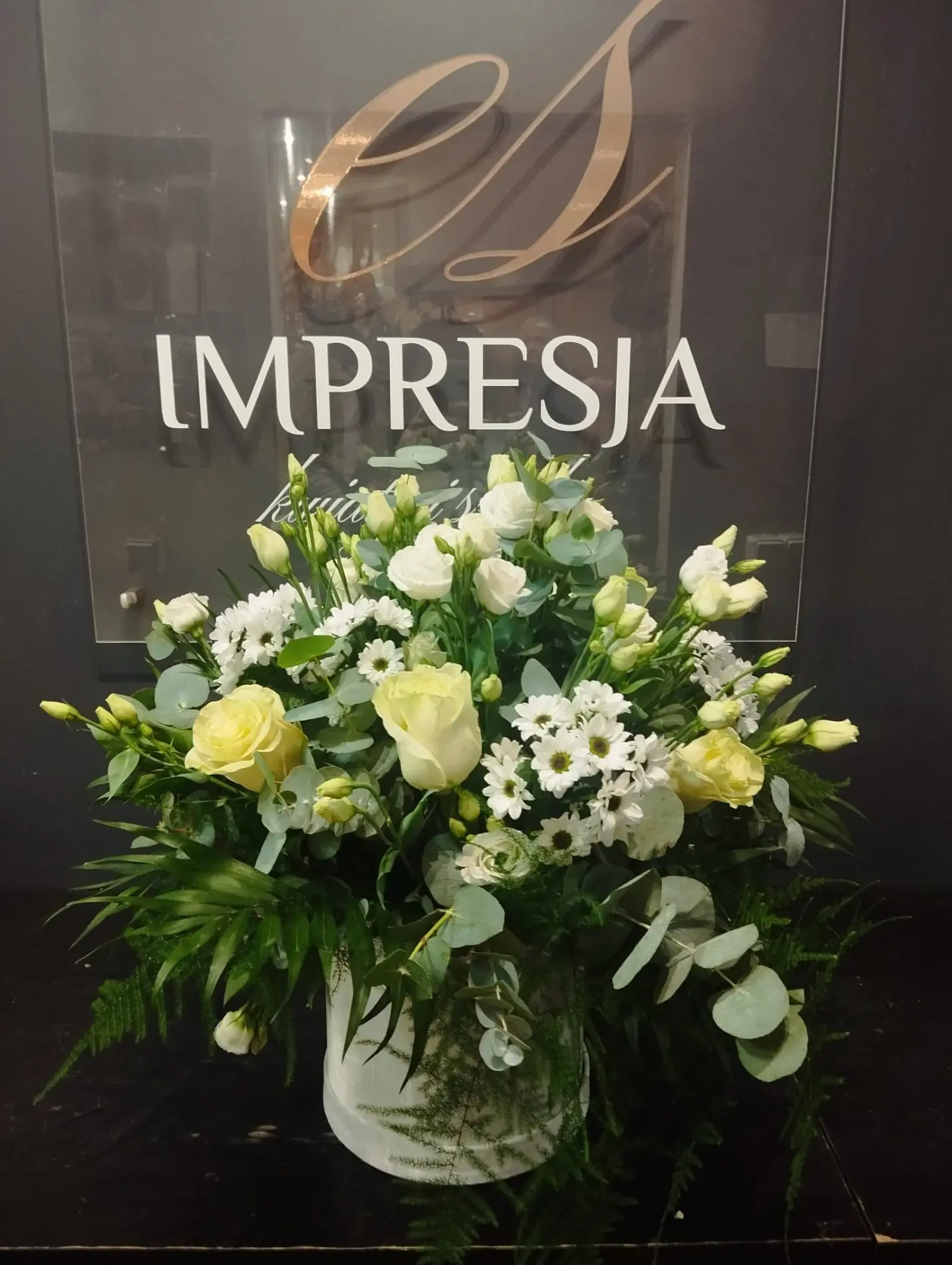 Flowerbox z białymi kwiatami