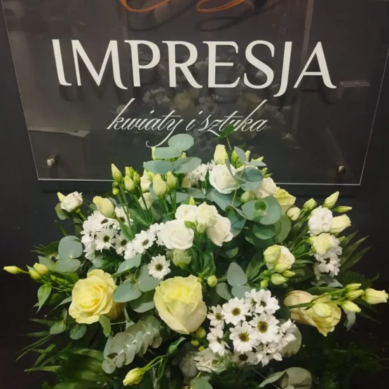 Flowerbox z białymi kwiatami
