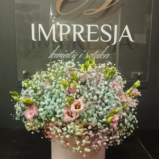 Flowerbox z kolorową gipsówką