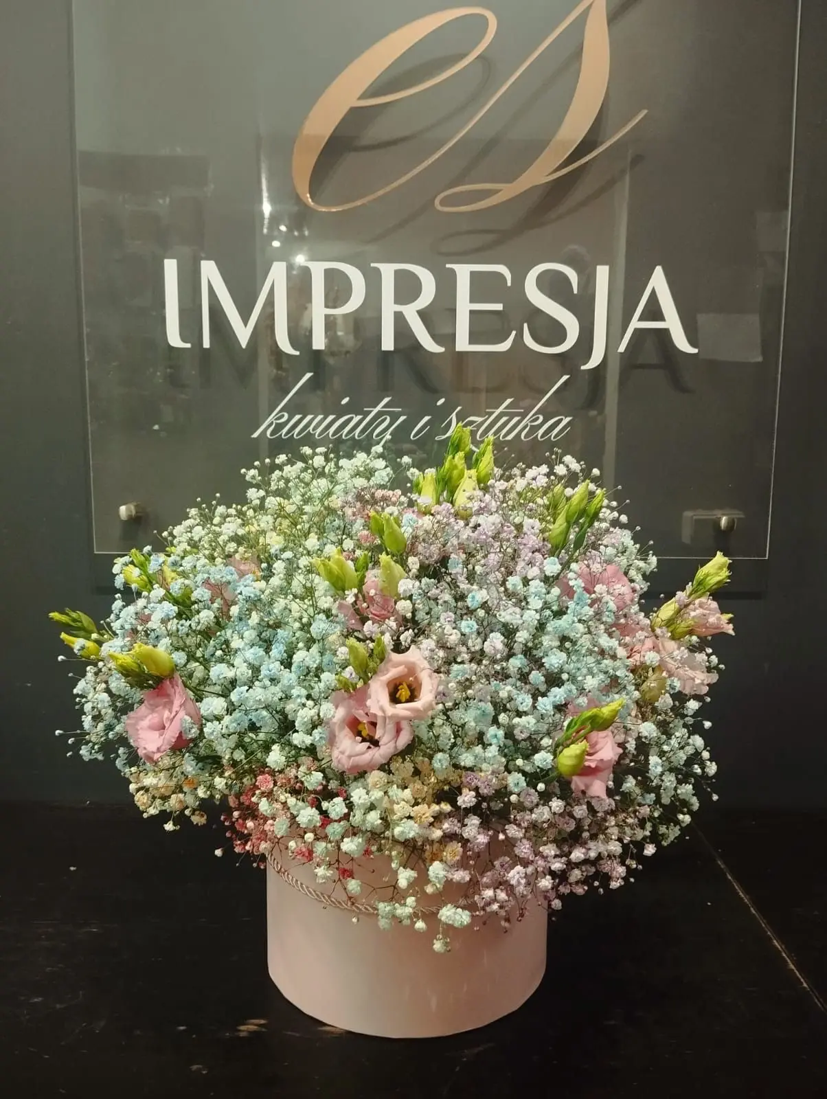 Flowerbox z kolorową gipsówką