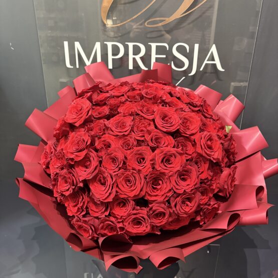 Bukiet czerwone róże w papierze ozdobnym