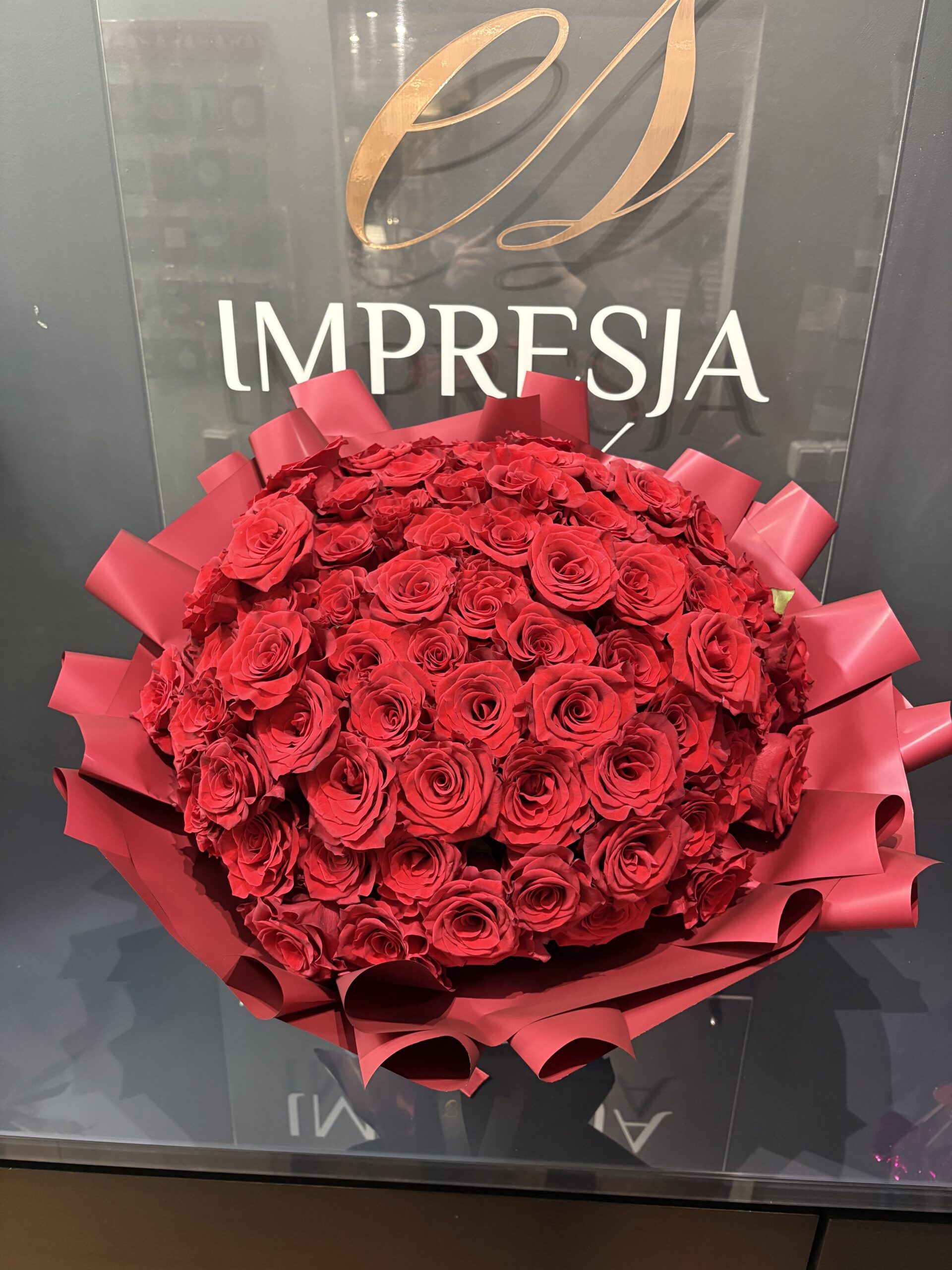 Bukiet czerwone róże w papierze ozdobnym