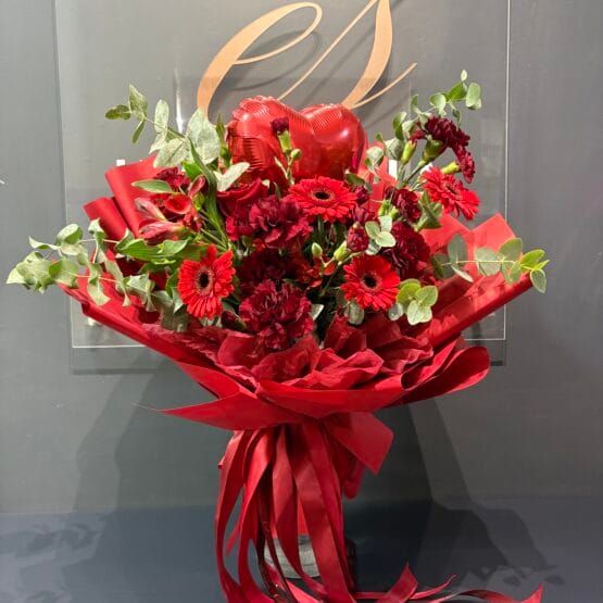 Bukiet z czerwonych kwiatów z balonem