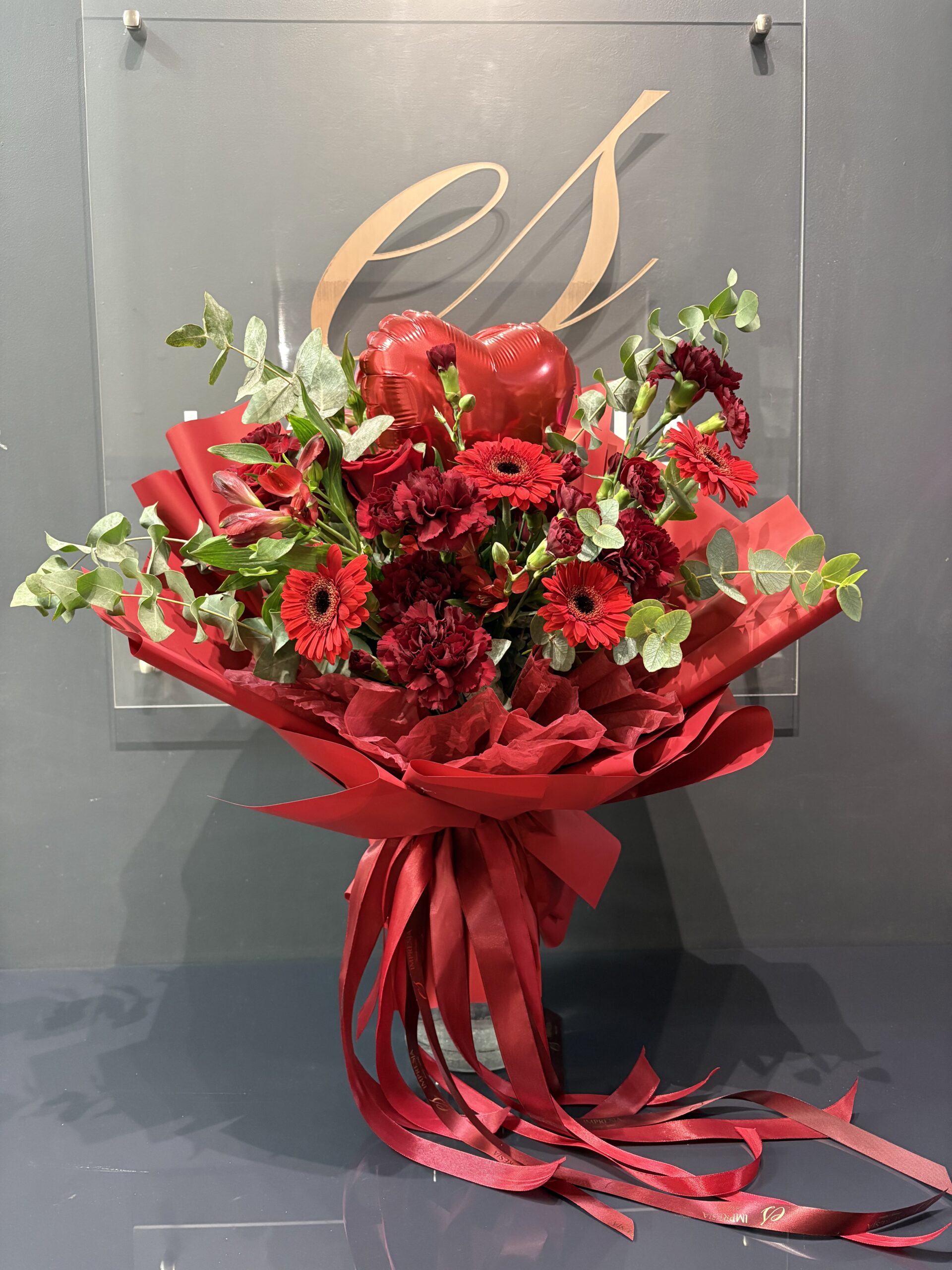 Bukiet z czerwonych kwiatów z balonem