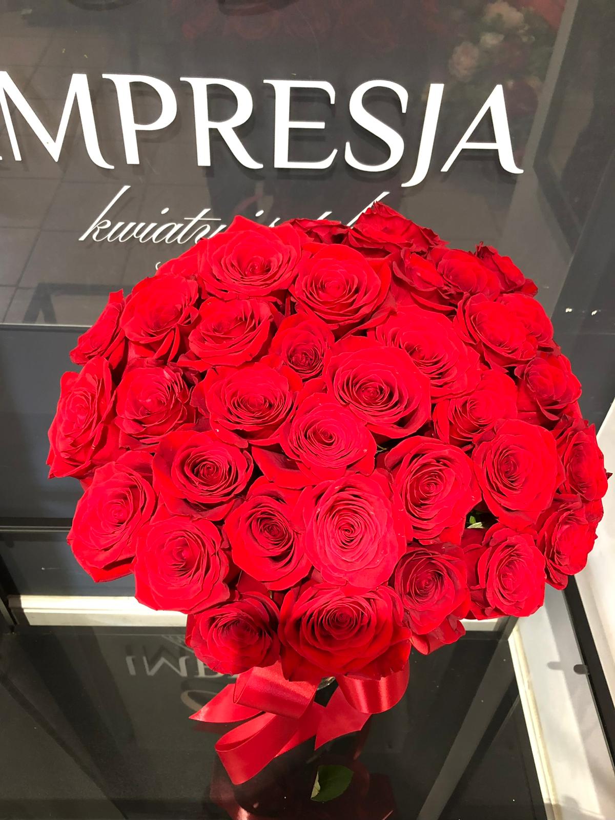 Bukiet czerwonych róż z kokardą satynową