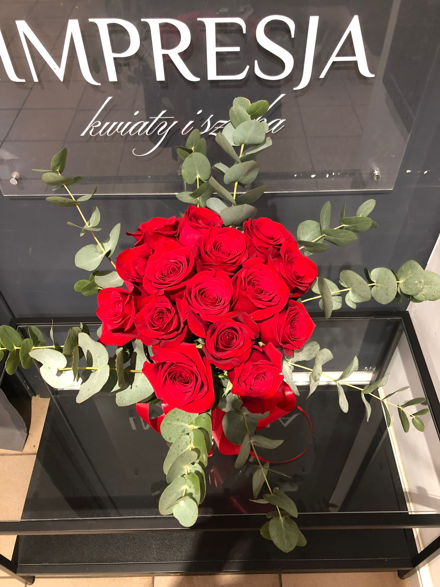 Bukiet czerwonych róż otulonych eukaliptusem