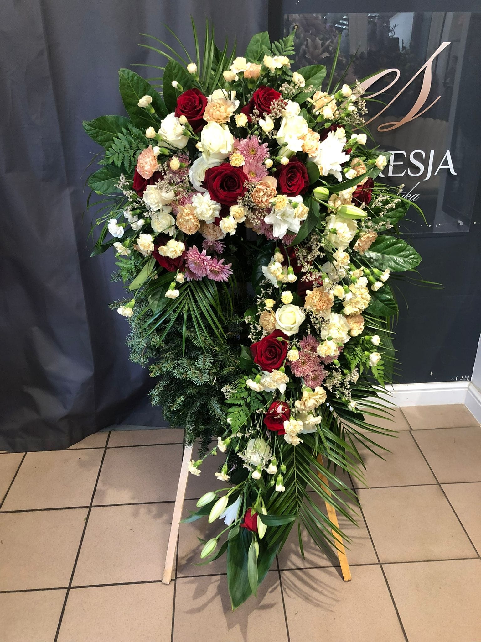 Wieniec z kwiatów żywych odwrócona łza budyniwo-bordowa