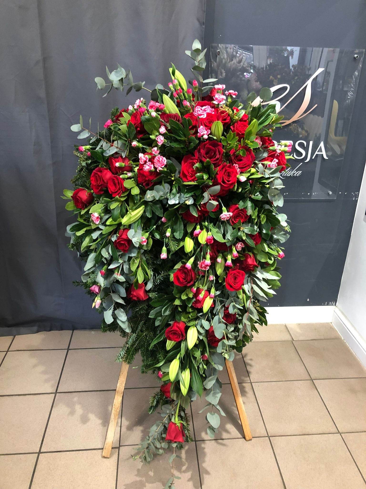 Wieniec z kwiatów żywych czerwone róże z pąkami lili