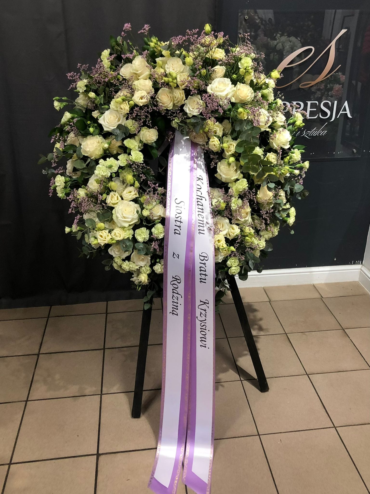 Wieniec z kwiatów żywych białe koło z elementami fioletu