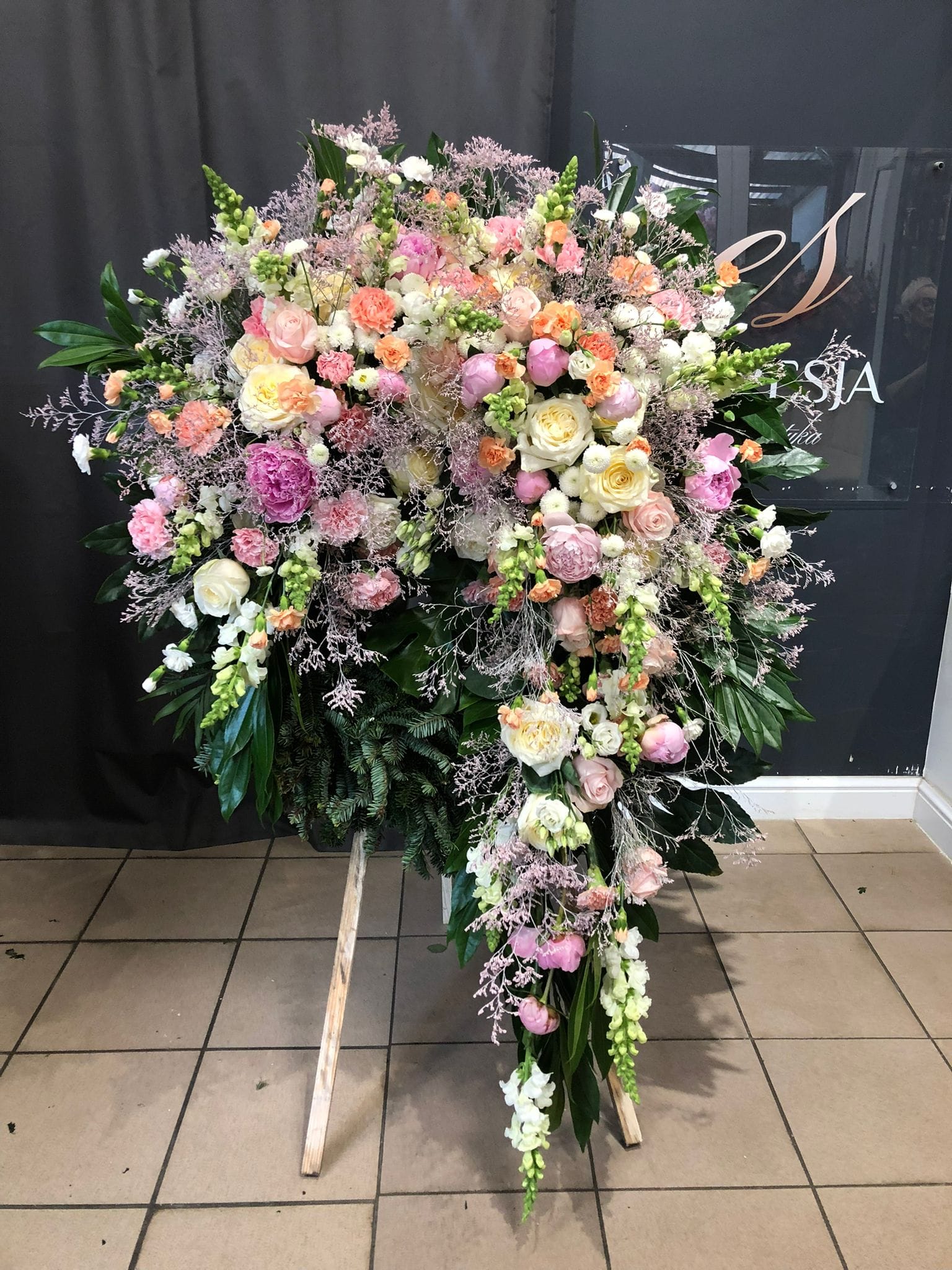 Wieniec z kwiatów żywych w pastelowych kolorach