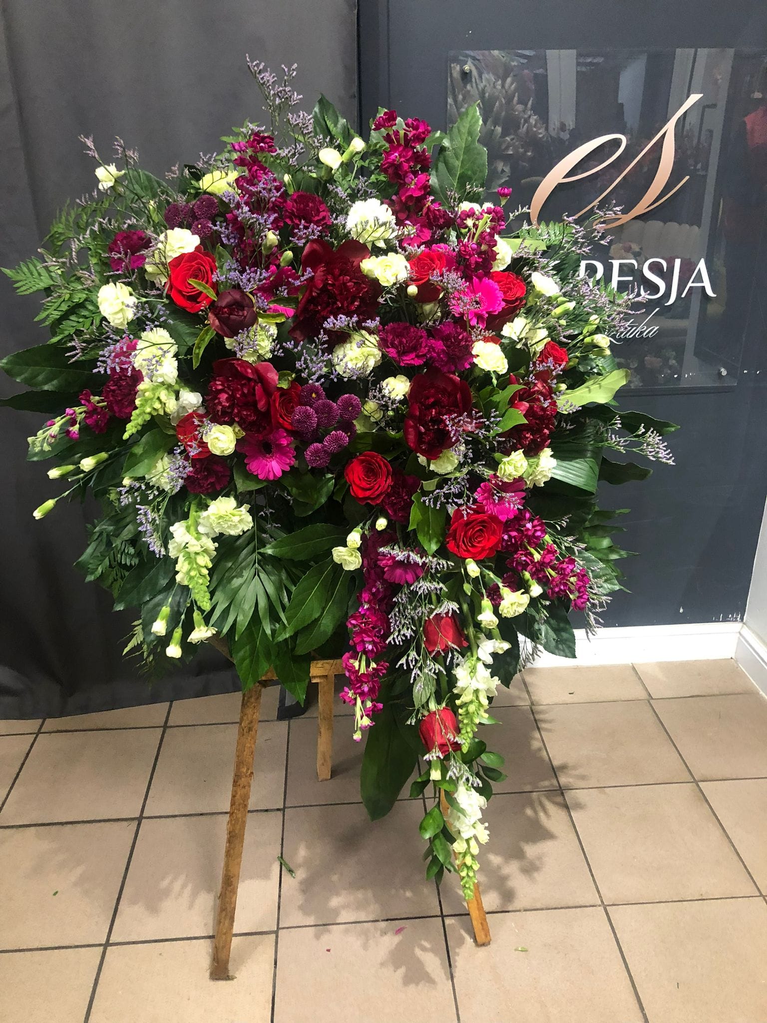 Wieniec z kwiatów żywych z piwoniami