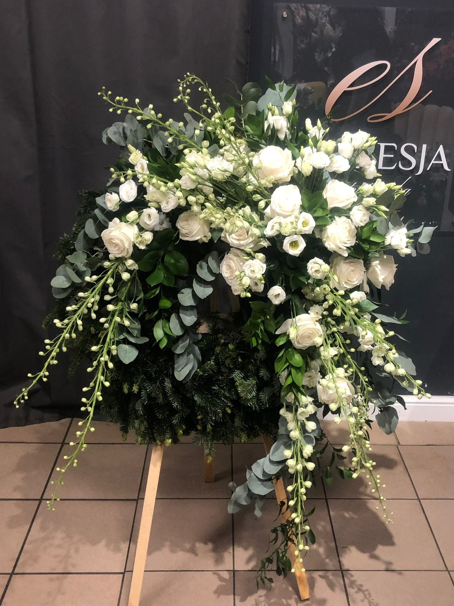 Wieniec z kwiatów żywych z białą ostróżką