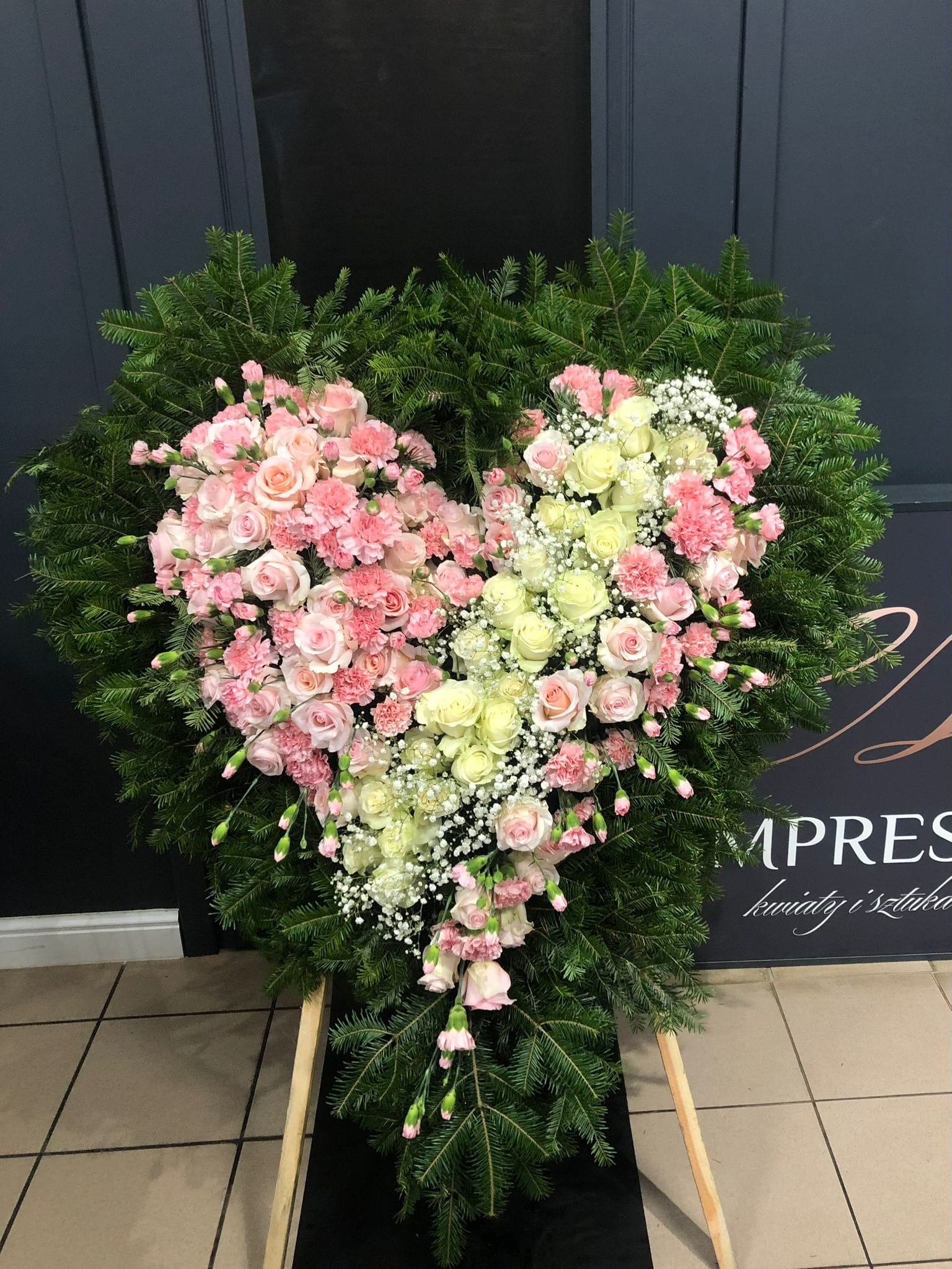 Wieniec z kwiatów żywych serce z róż i goździków