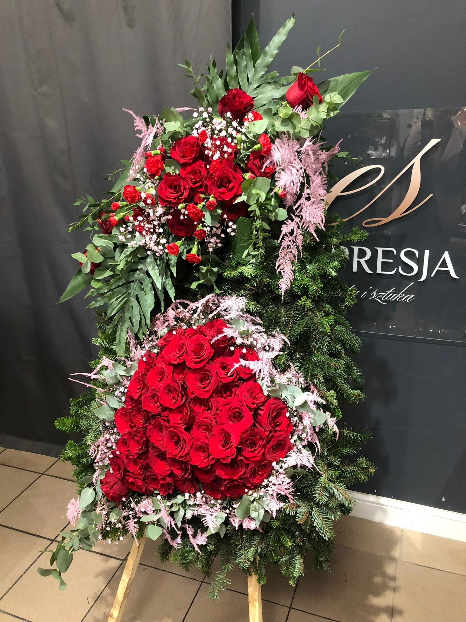 Wieniec z kwiatów żywych czerwone serce z przypinką