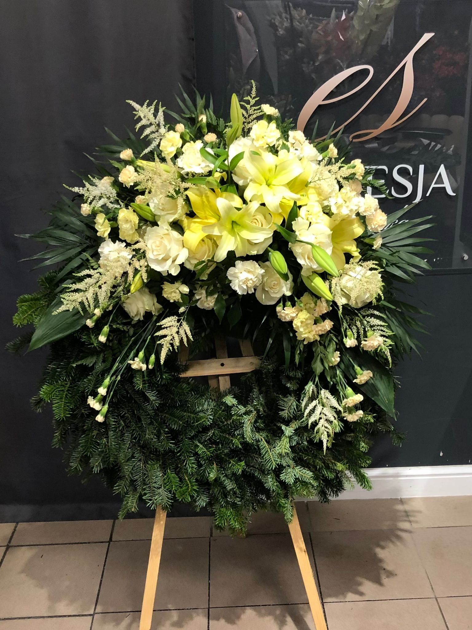 Wieniec z kwiatów żywych cytrynowe koło z przypinką