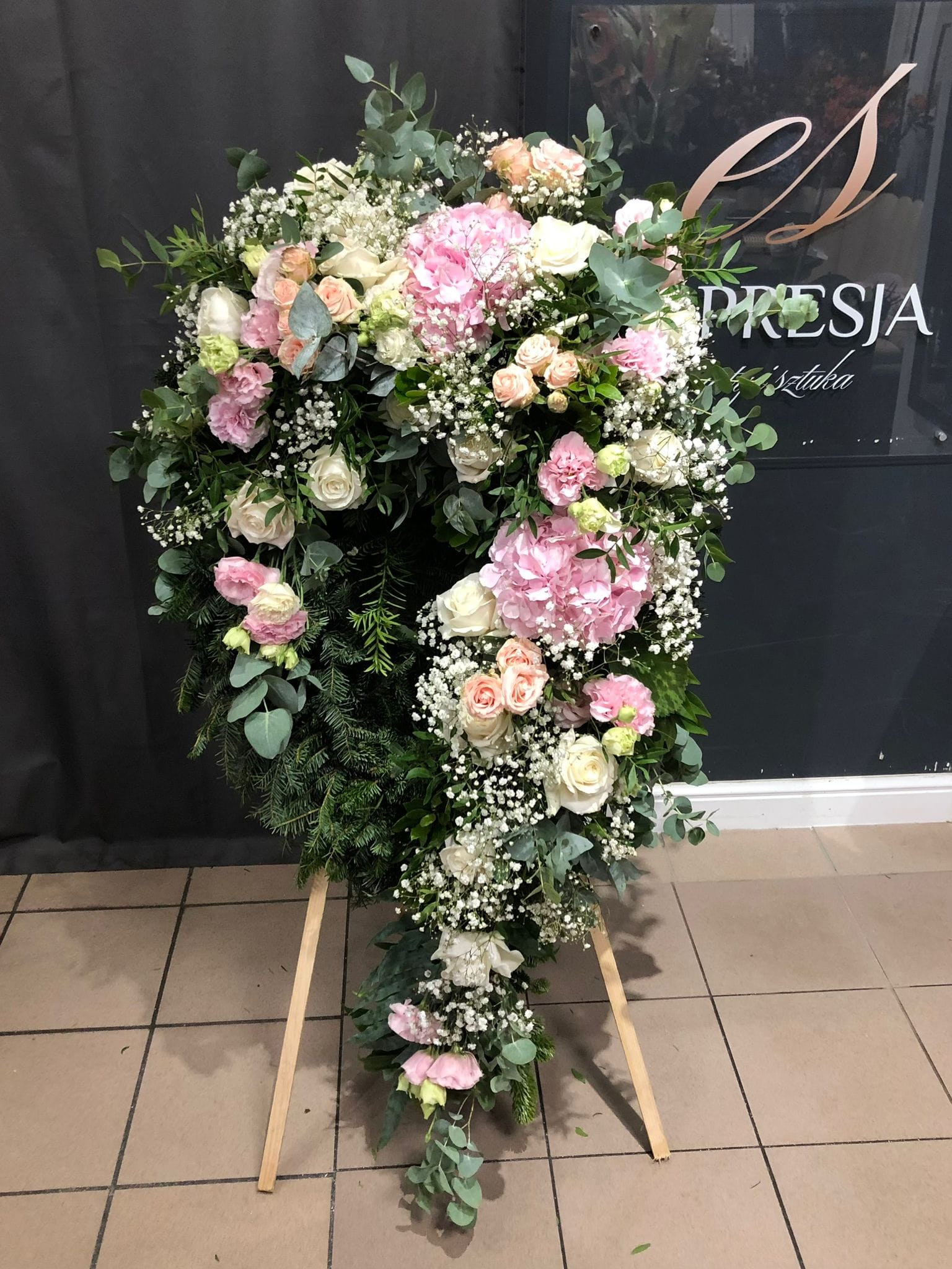 Wieniec z kwiatów żywych różowo biały z hortensją