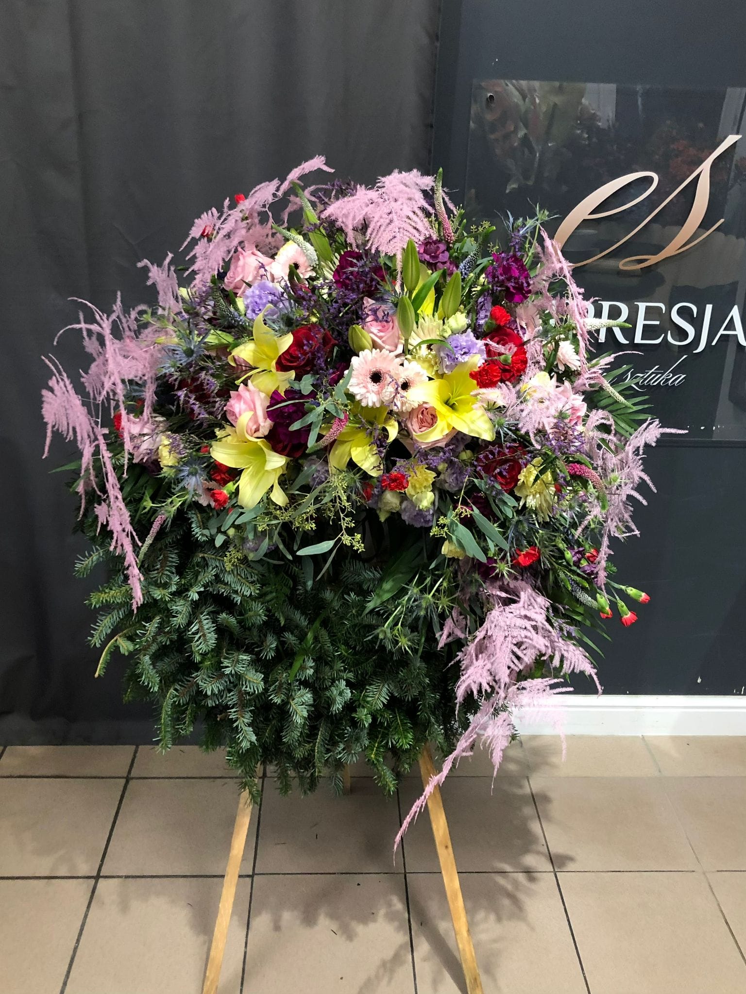 Wieniec z kwiatów żywych kolorowe koło z przypinką