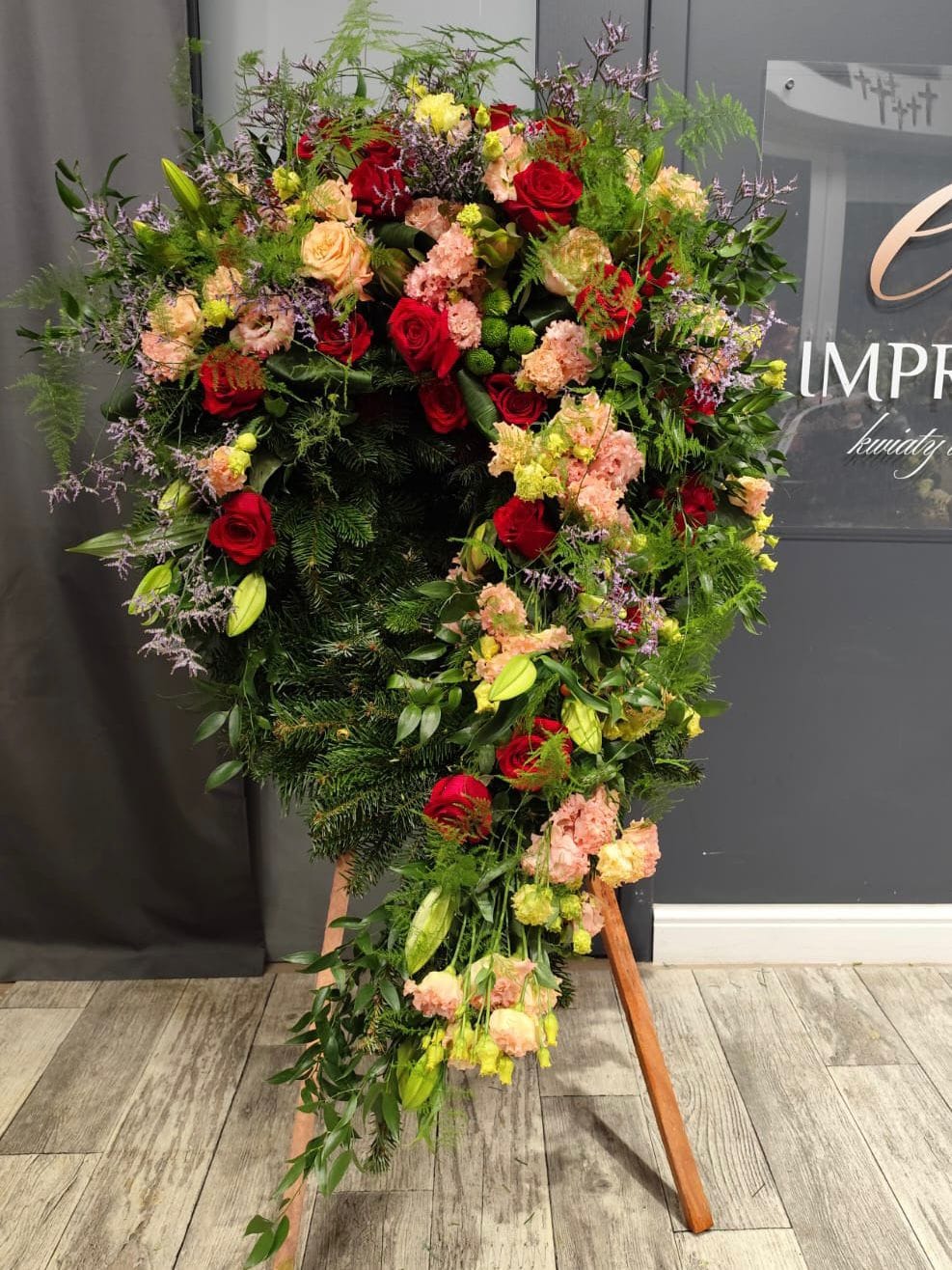 Wieniec z kwiatów żywych stonowana odwrócona łza