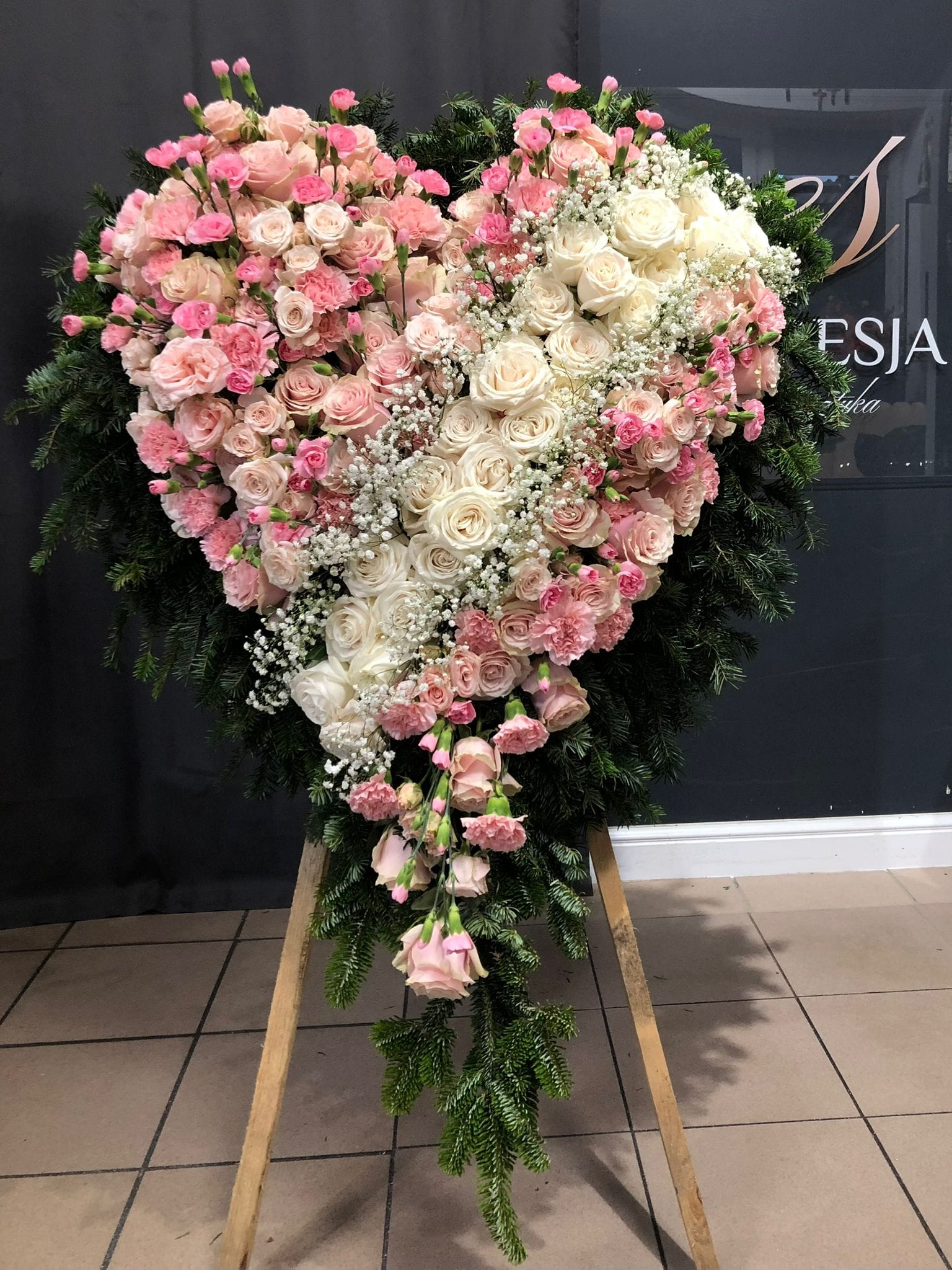 Wieniec z kwiatów żywych różowe serce z przecięciem