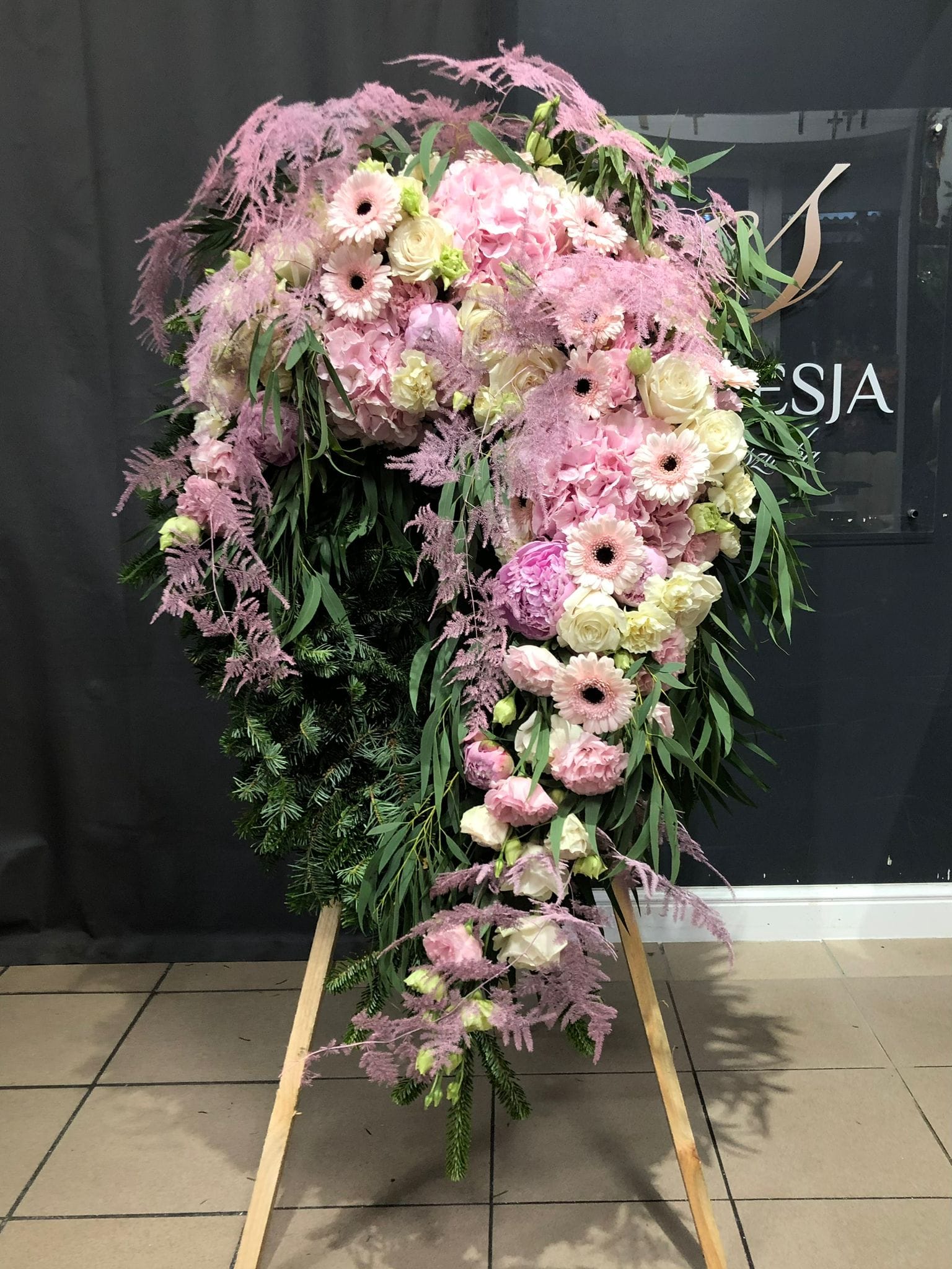 Wieniec z kwiatów żywych z różowym plumozusem