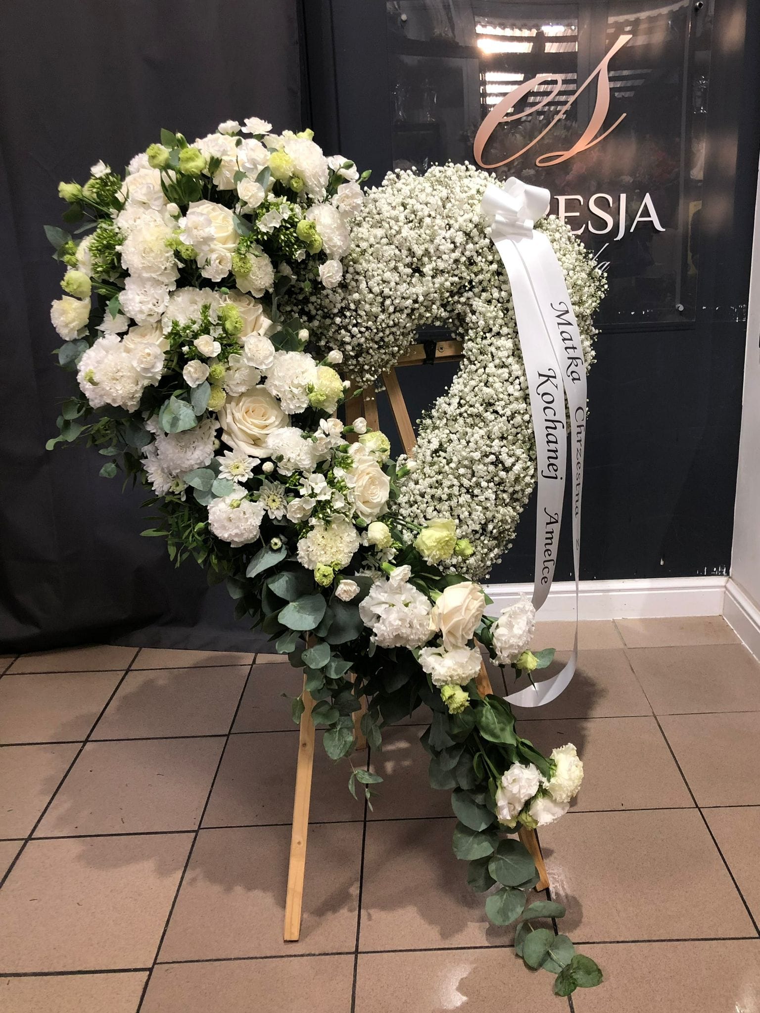 Wieniec z kwiatów żywych białe serce ze spływem