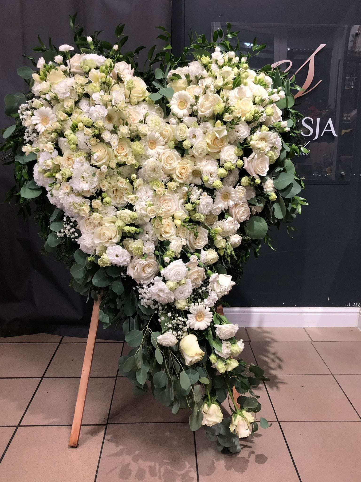 Wieniec z kwiatów żywych białe serce