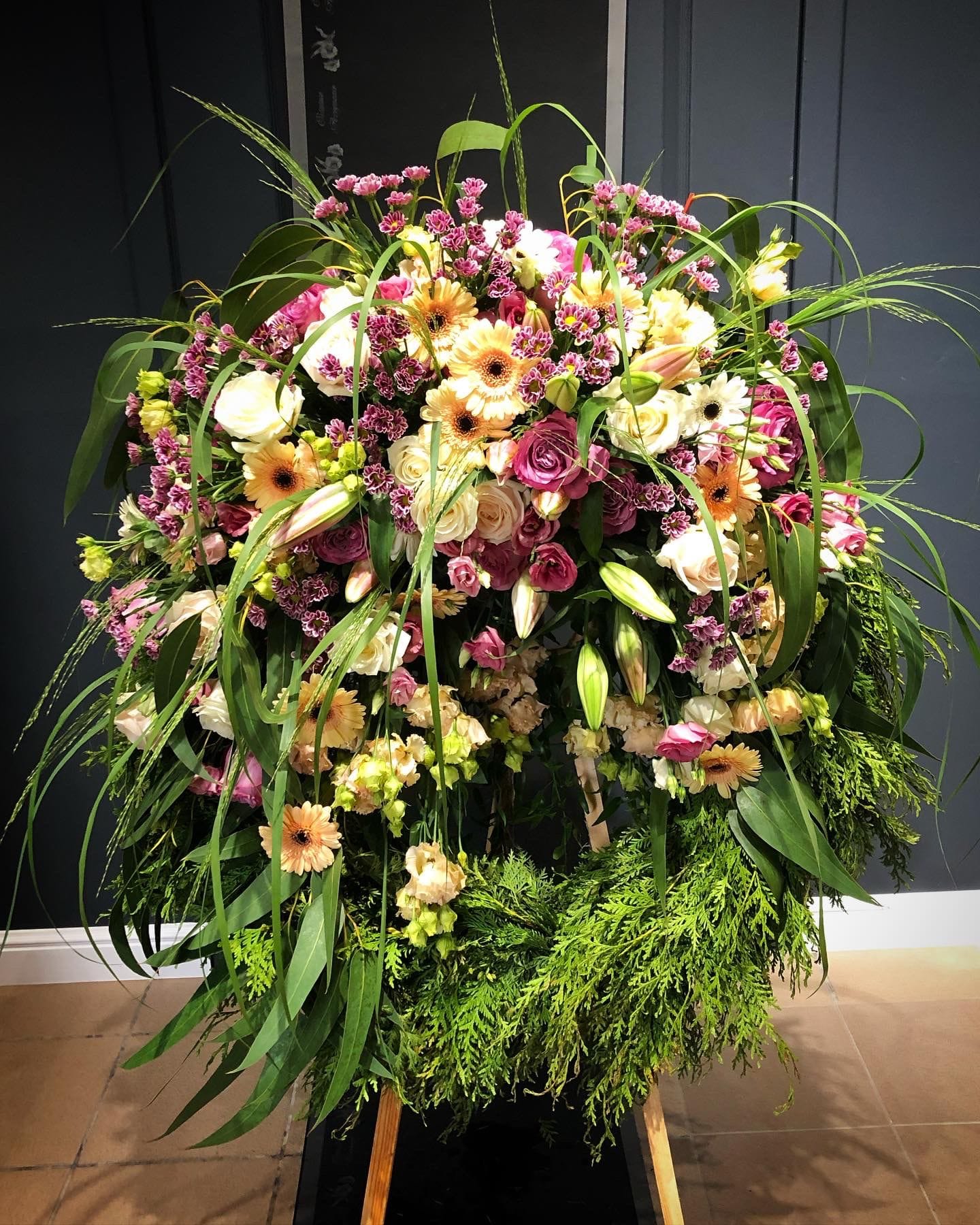 Wieniec z kwiatów żywych koło z trawami