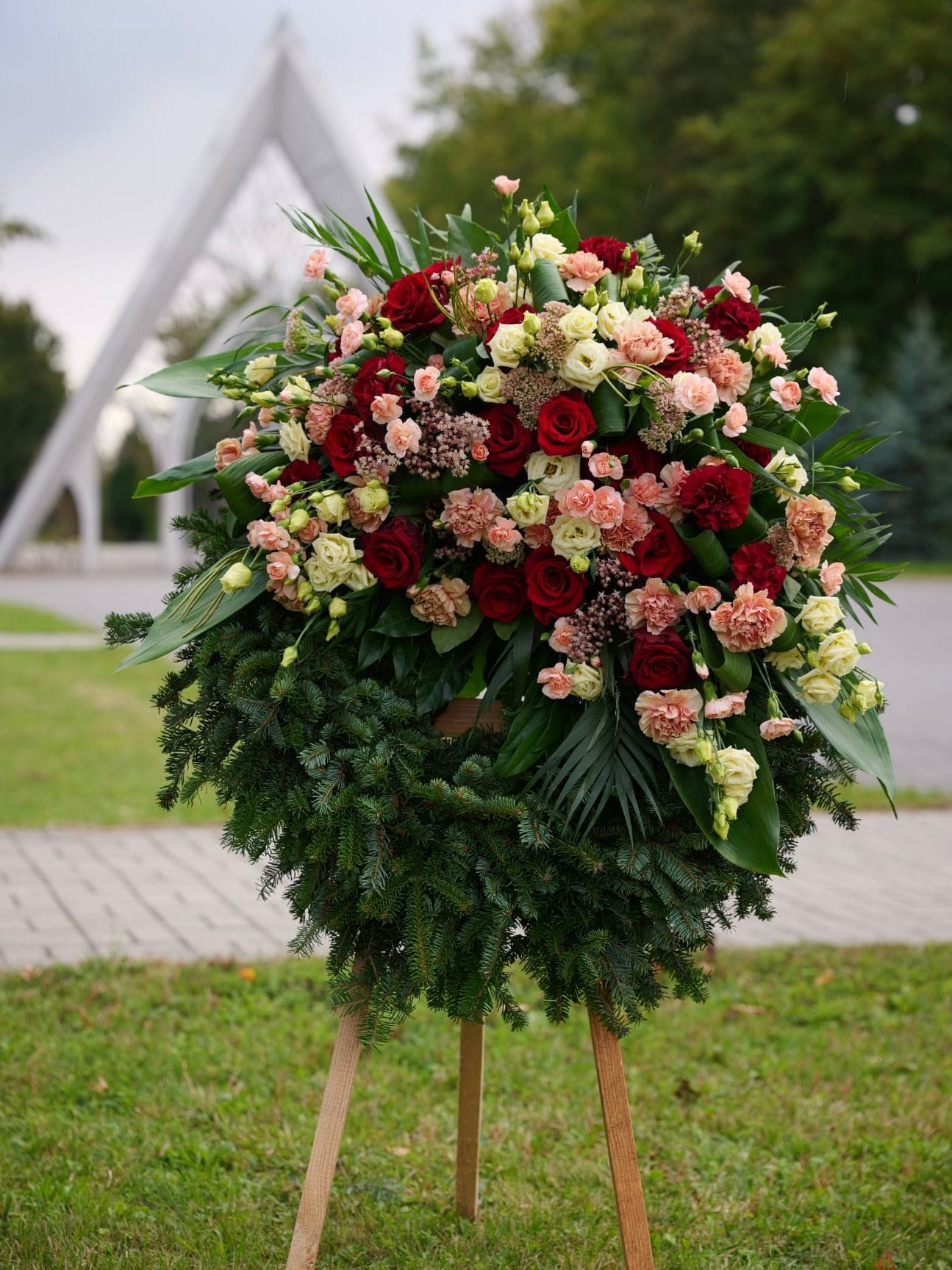 Wieniec z kwiatów żywych koło z przypinką krem i bordo