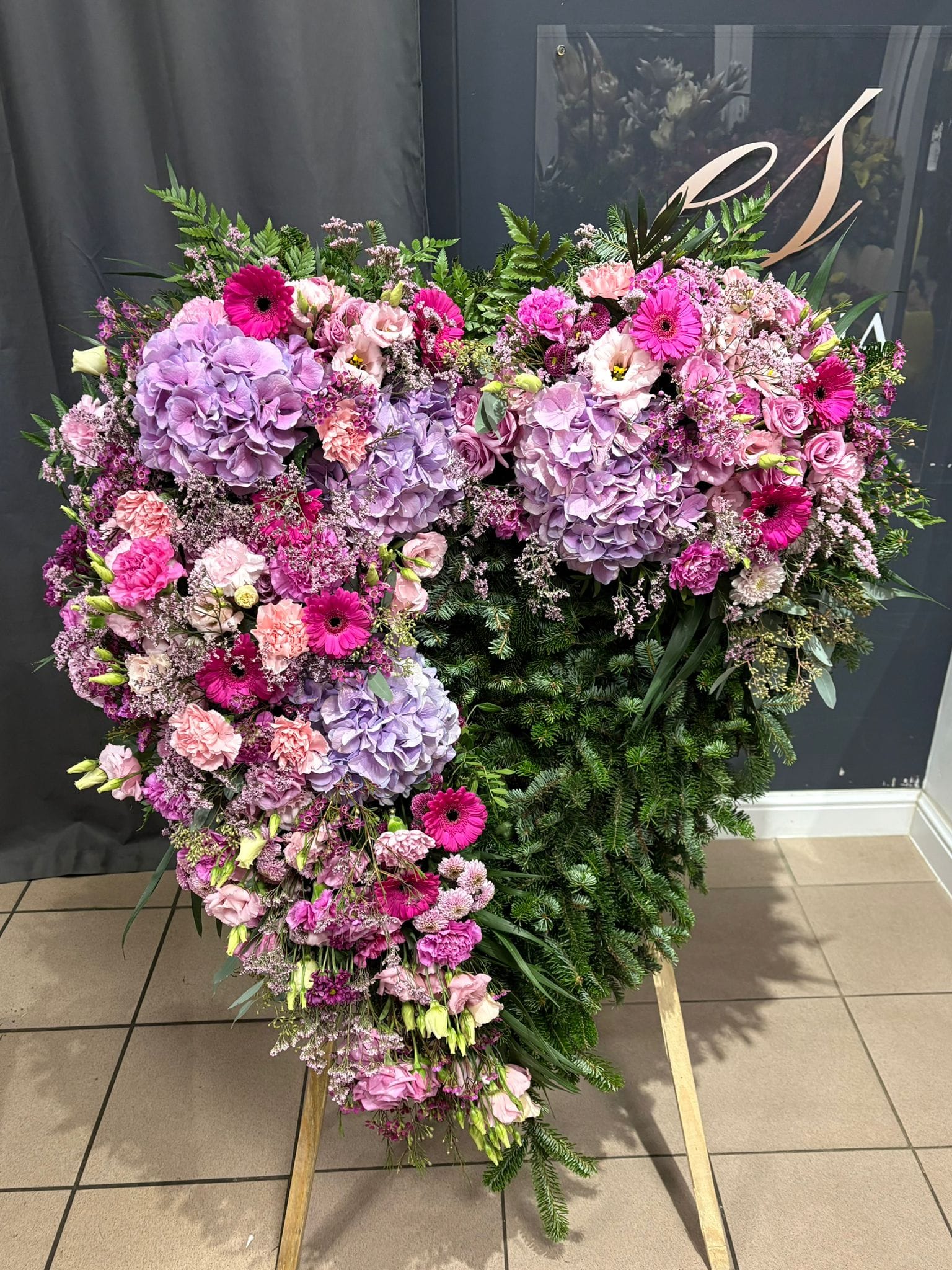 Wieniec z kwiatów żywych  fioletowy z hortensją