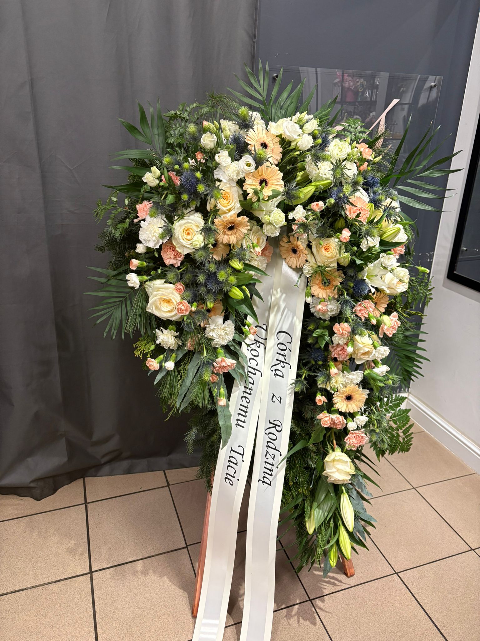 Wieniec kremowy z mikołajkiem - obrazek 2