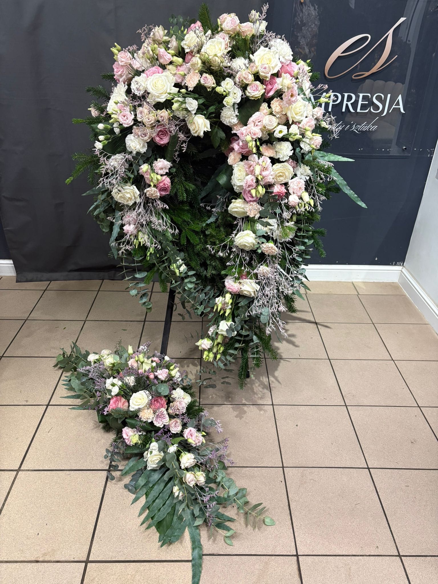 Wieniec z kwiatów żywych jasne kwiaty z eustomą