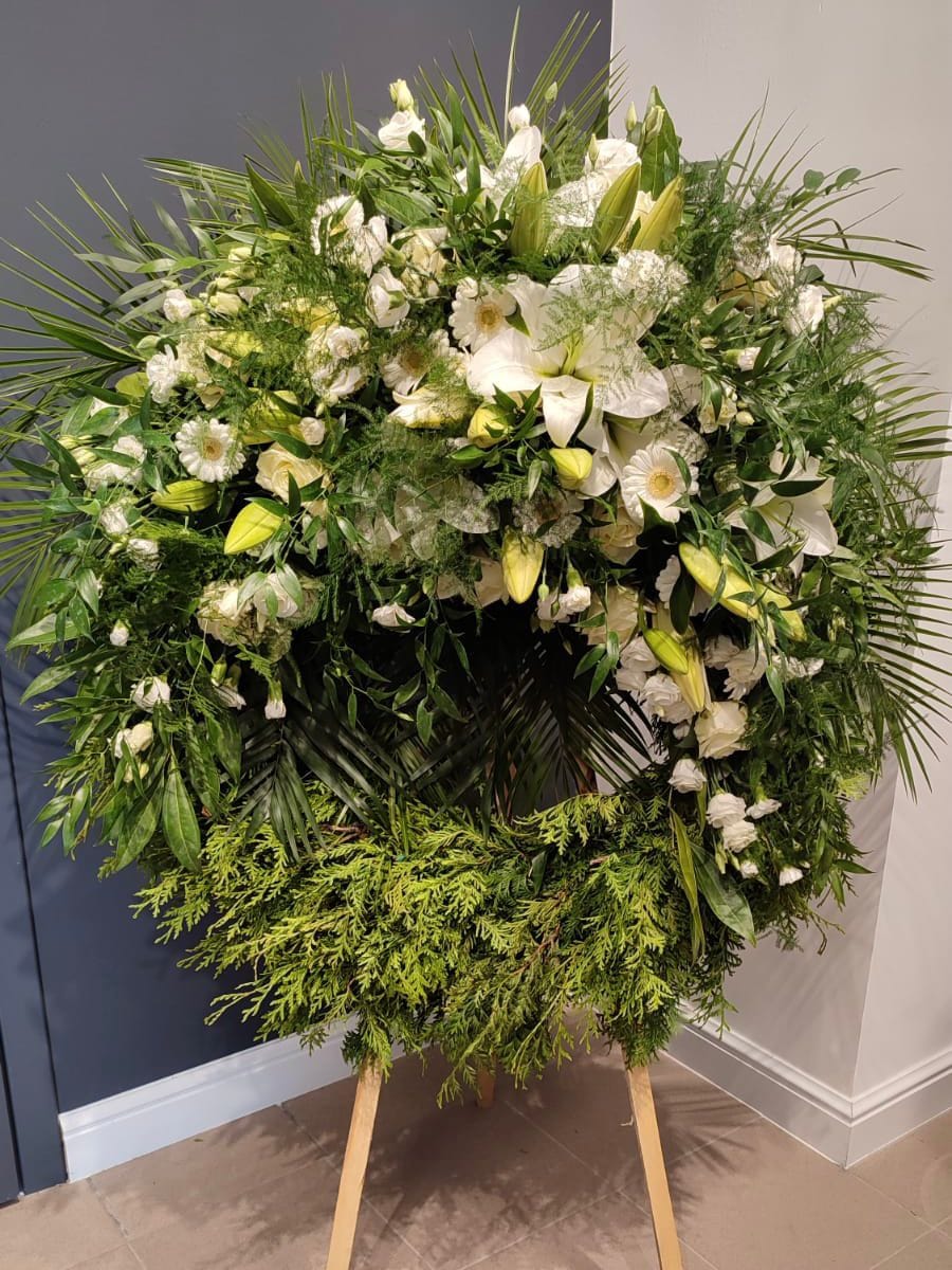 Wieniec z kwiatów żywych koło z bujną zielenią