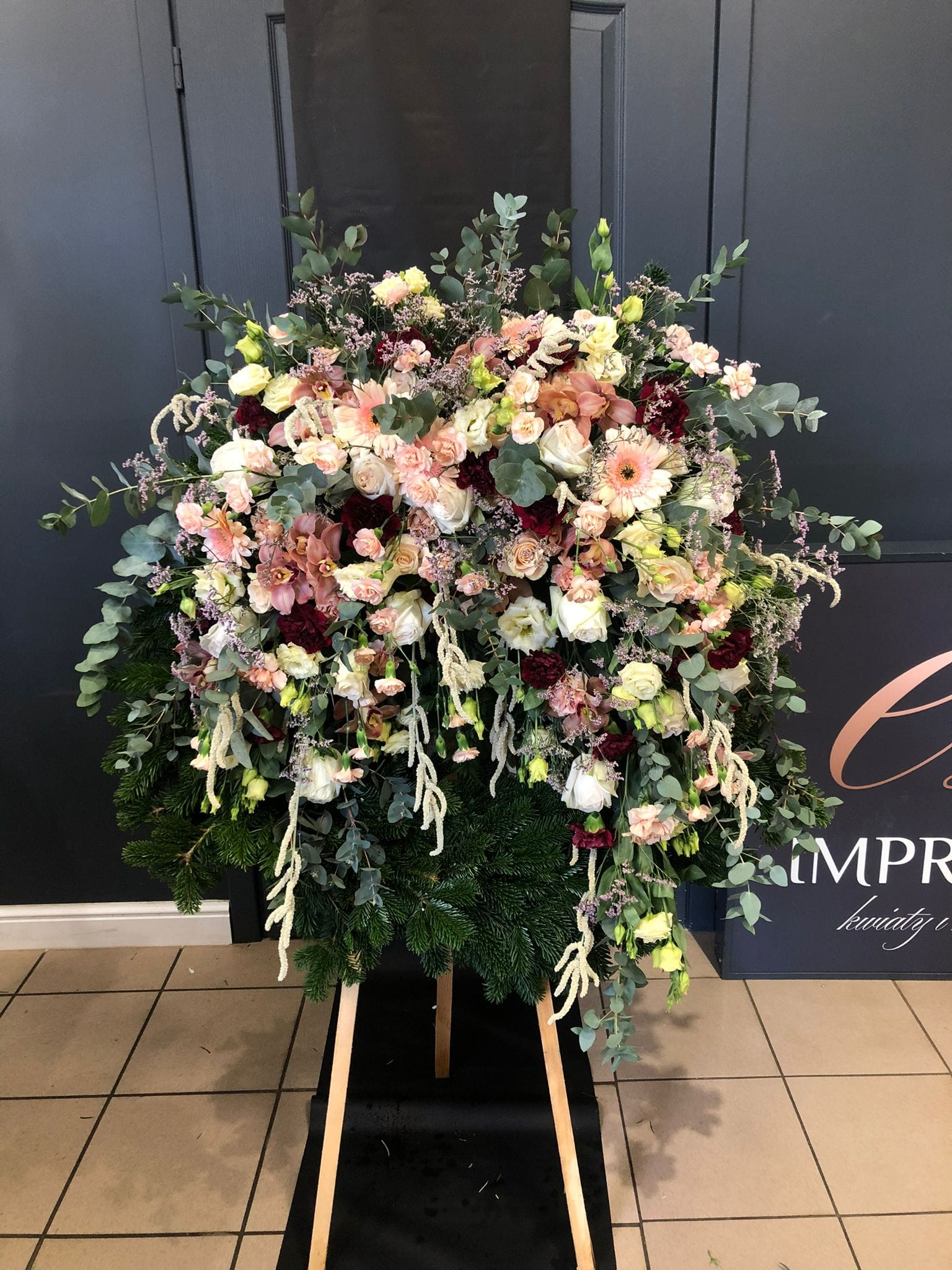 Wieniec z kwiatów żywych beżowy z eukaliptusami