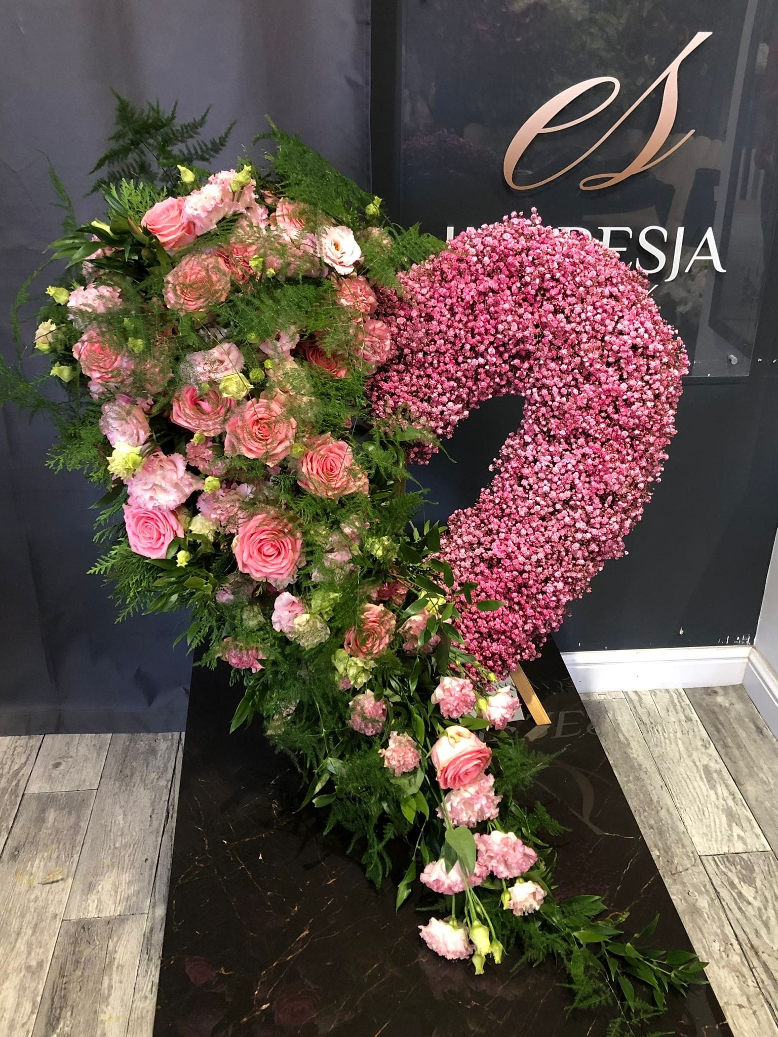 Wieniec z kwiatów żywych z różowej gipsówki