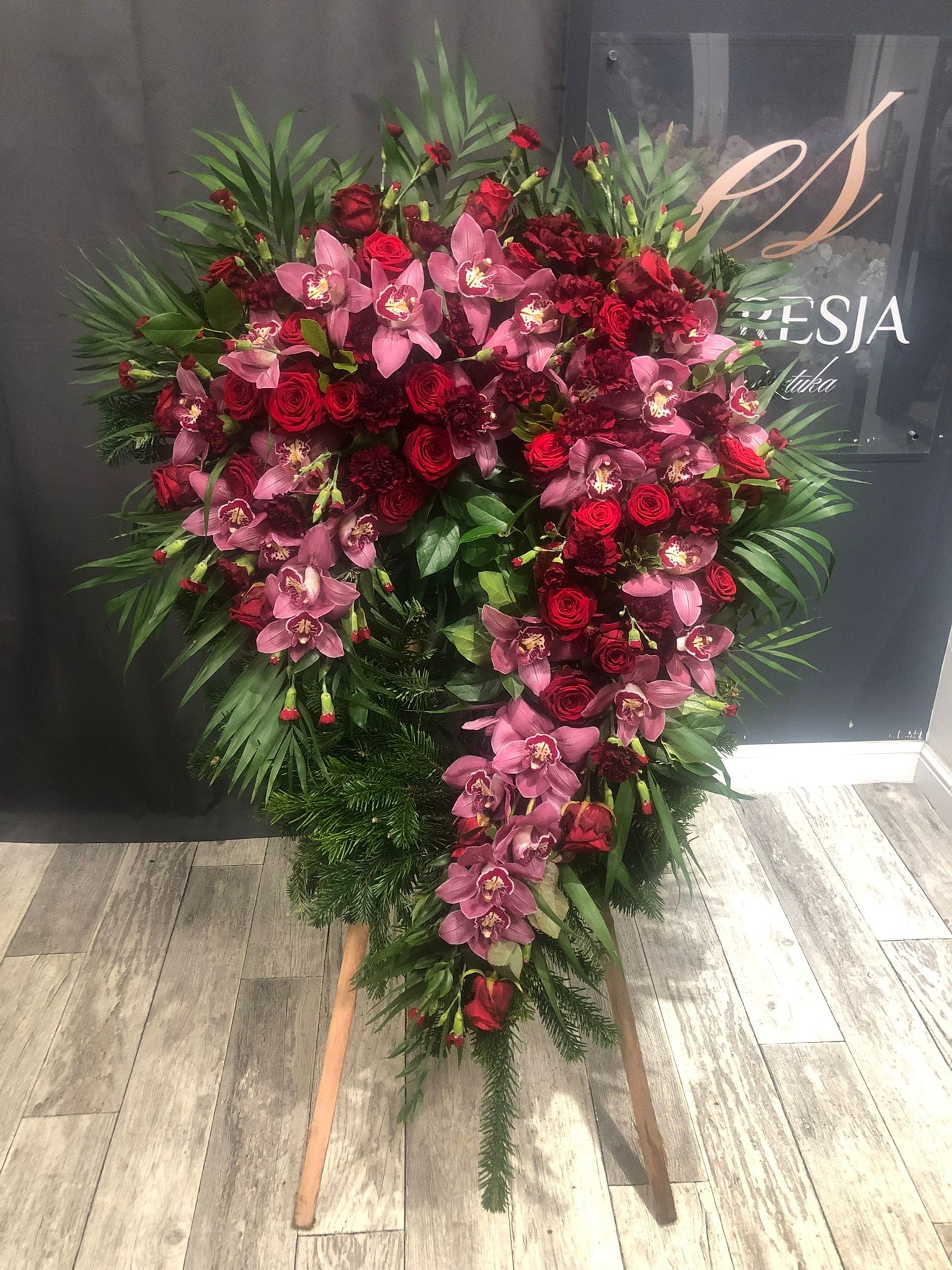 Wieniec z kwiatów żywych bordowa odwrócona łza