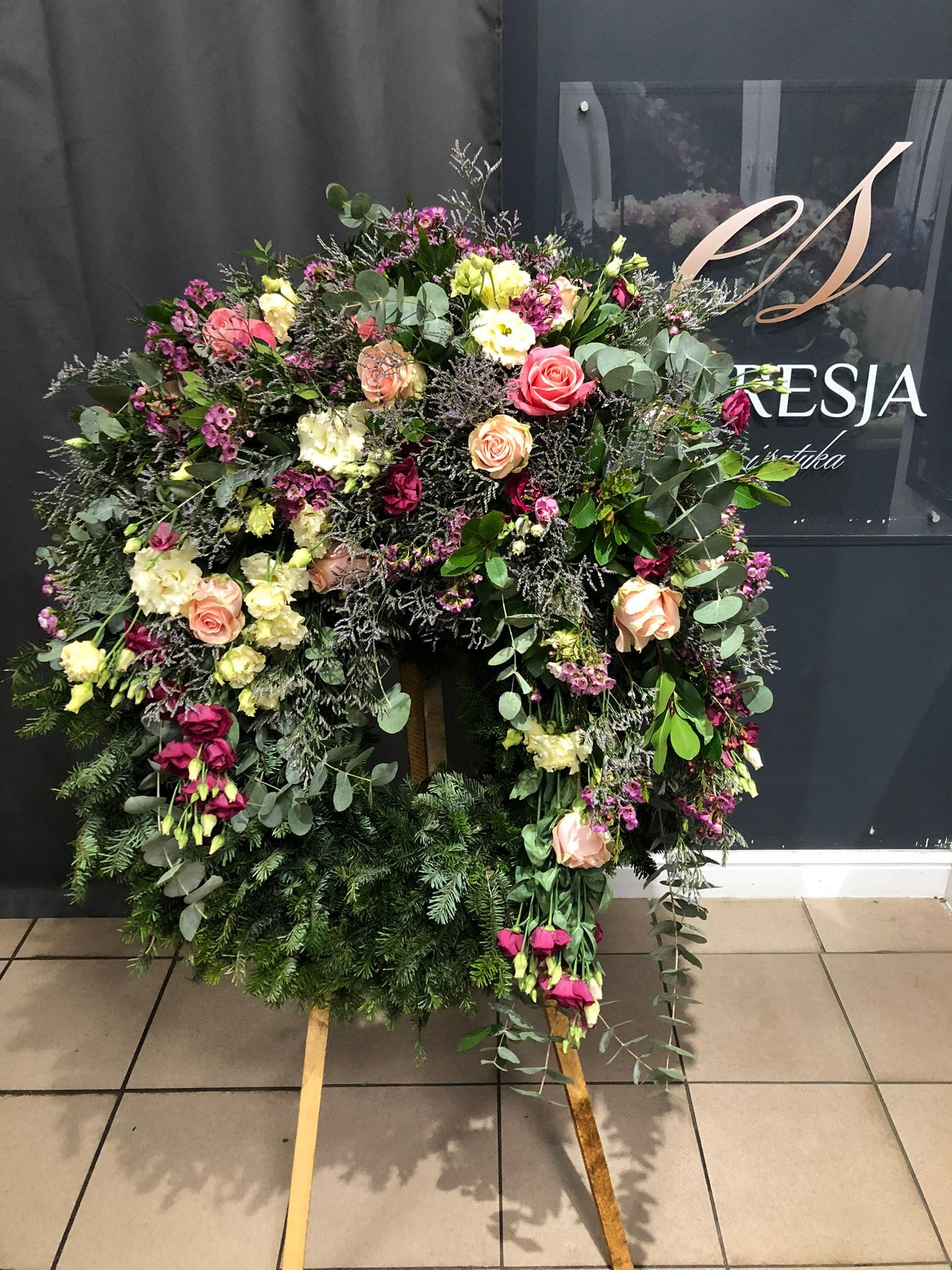 Wieniec z kwiatów żywych koło z delikatnymi kwiatami