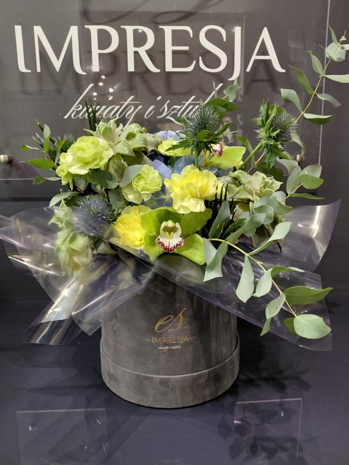 Flowerbox z limonkowymi kwiatami