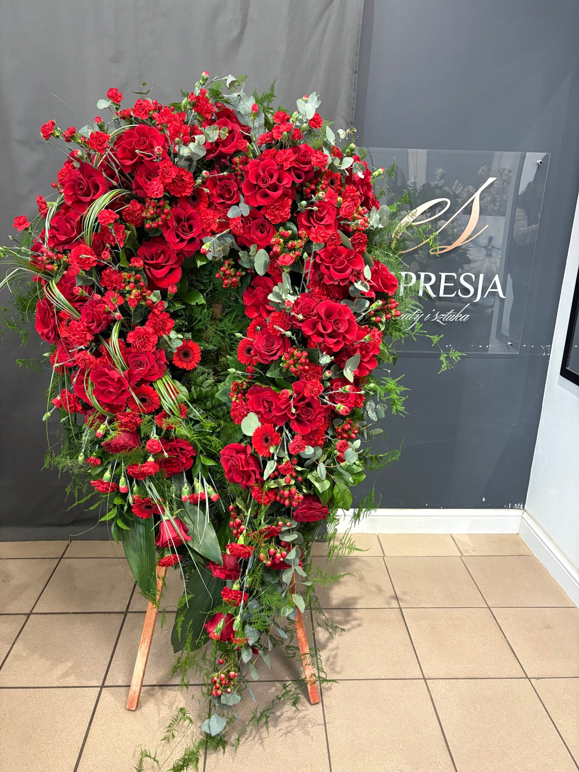 Wieniec z kwiatów żywych PREMIUM z czerwonymi różami