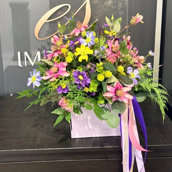 Flower box z kwiatów sztucznych z kosmosami