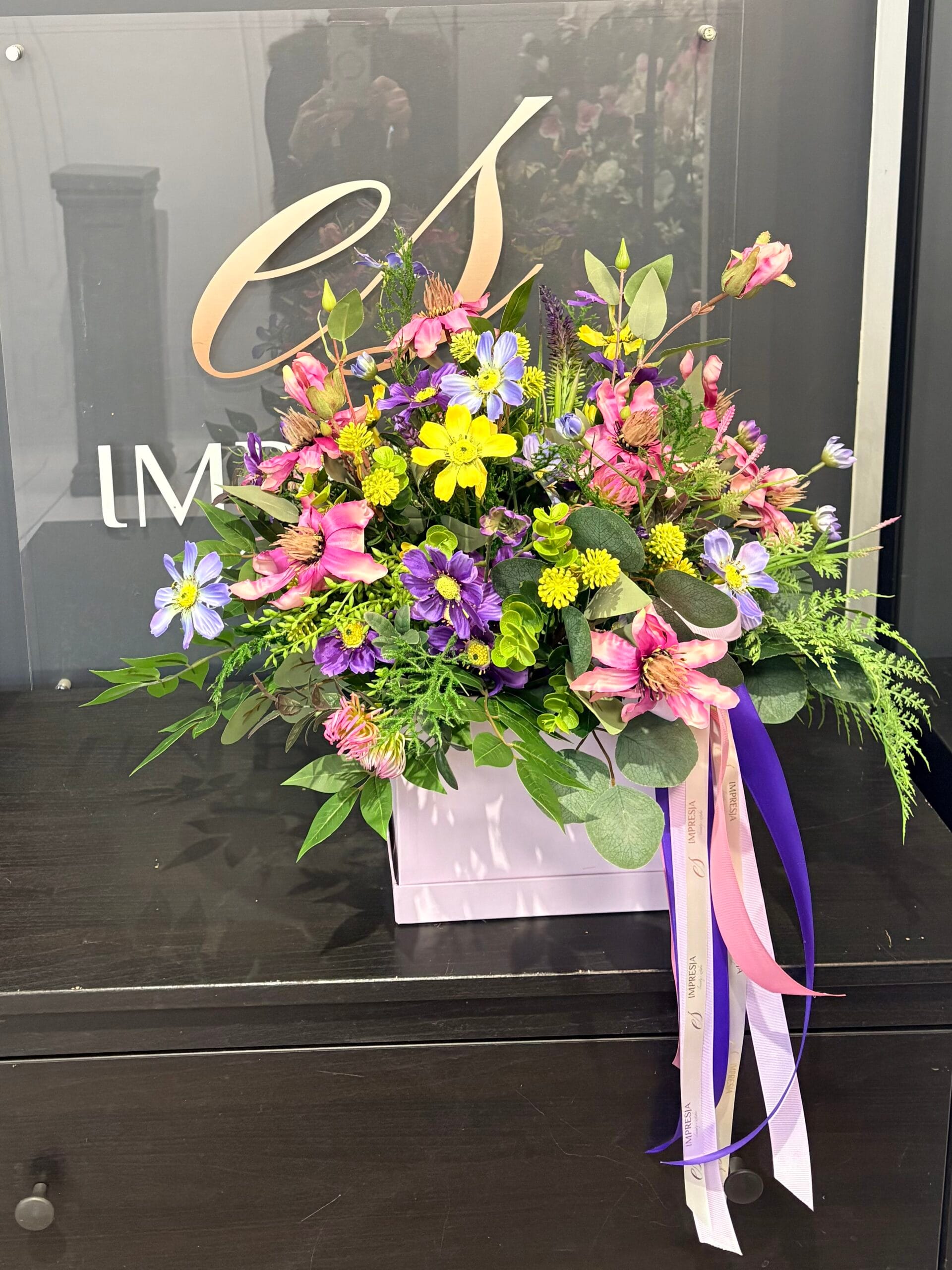 Flower box z kwiatów sztucznych z kosmosami